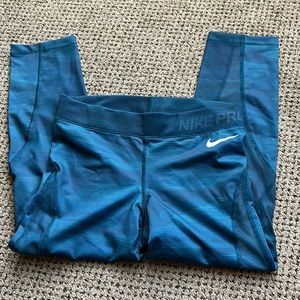 ❗️Nike pro hypercool Capri leggings size M❗️
